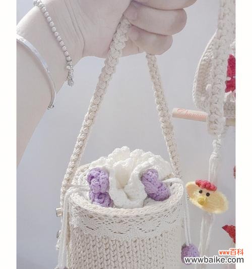 包里藏玫瑰花有何寓意？它通常用来传达什么信息？