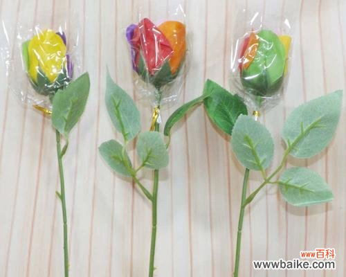 绽放绚丽的七彩之花 七彩玫瑰的魅力与寓意