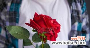 男生手捧玫瑰花走路有何深层含义？