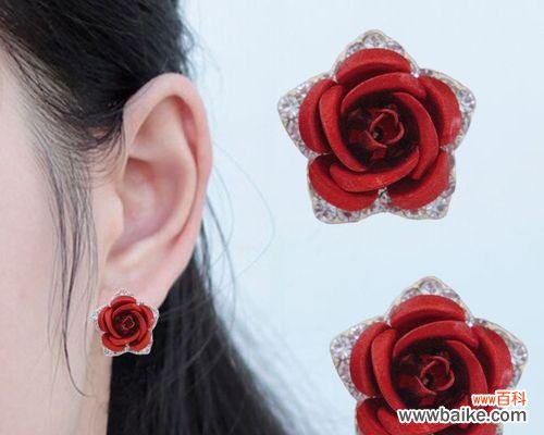 耳朵上戴玫瑰花有何深意?这种装饰代表什么?