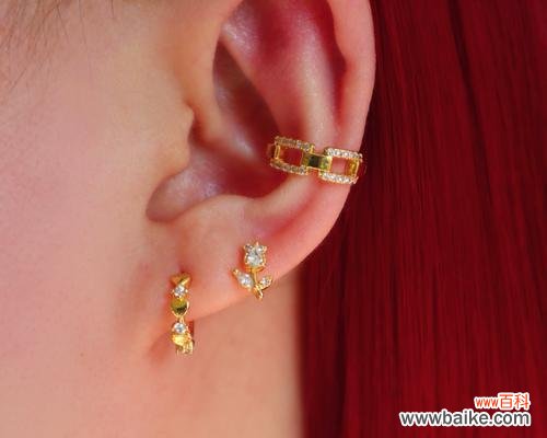 耳朵上戴玫瑰花有何深意?这种装饰代表什么?