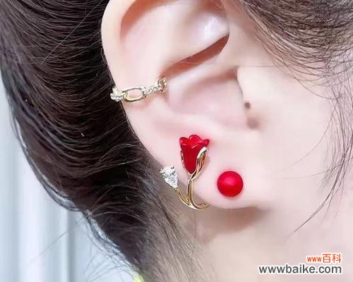 耳朵上戴玫瑰花有何深意?这种装饰代表什么?