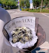 三朵玫瑰花送给男友有何寓意？男友收到三朵玫瑰花的含义是什么？