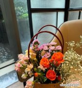 紫玫瑰与白玫瑰组合的花语是什么？