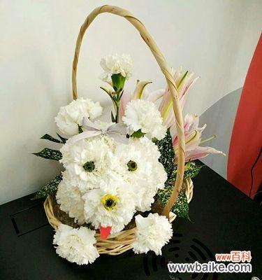 四字花语在插花中扮演什么角色？