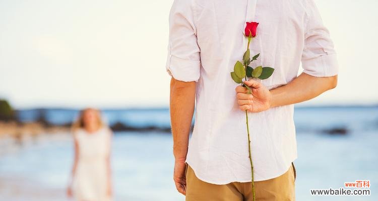 求婚时手拿玫瑰花的寓意是什么？玫瑰花在求婚中象征什么？