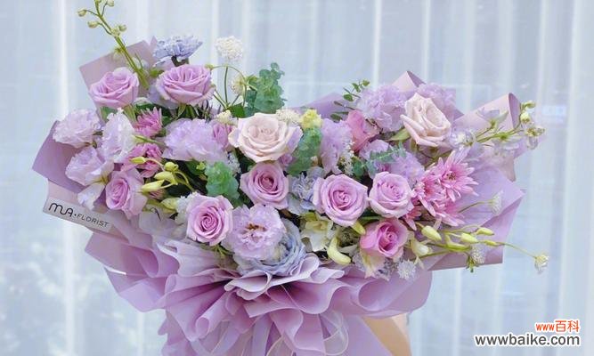 表达祝福的一束淡紫色玫瑰，舞动爱情的浪漫与温柔 淡紫色玫瑰花语——寄托浪漫与祝福