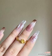 将玫瑰花贴在手上有什么特别含义？