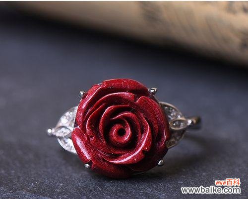 红色玫瑰花金色手链的寓意是什么?