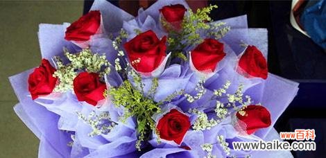 用五朵玫瑰花诠释爱情的五个方面 五朵玫瑰花的象征意义