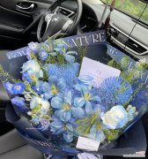 蓝色郁金香的花语是什么？