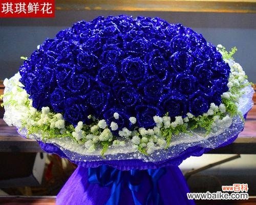 深藏的爱意与祝福 男人为女人送蓝色玫瑰的含义