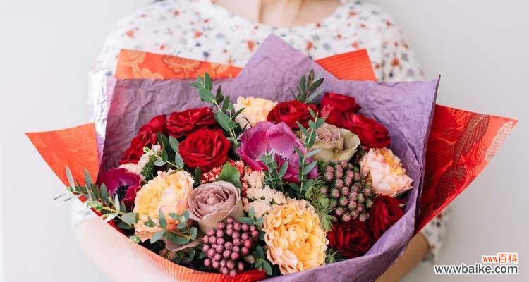 表演节目时选择花束的花语有何讲究？