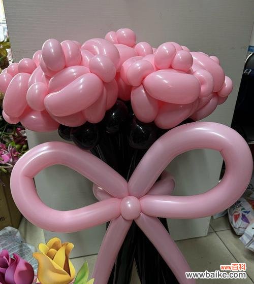 手戴玫瑰花气球的寓意是什么?它象征着什么?