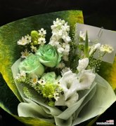 白绿色花束传递了哪些信息？