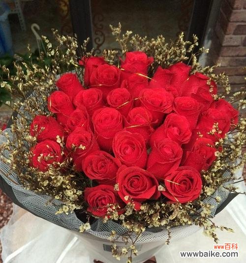 揭秘男人送8朵玫瑰背后的情感和意义 男人送女人8朵玫瑰的真正含义