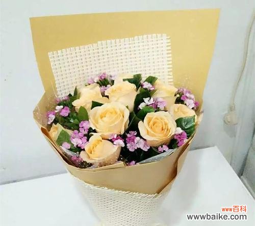 传递爱意与祝福的特殊花束 11朵香槟玫瑰的寓意与象征