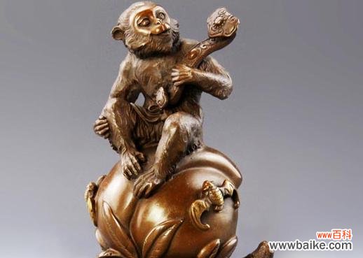 猴子抱仙人球的寓意是什么?如何理解这种象征意义?