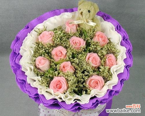 探究送三朵玫瑰花的神秘象征意义 三朵玫瑰花的含义与象征