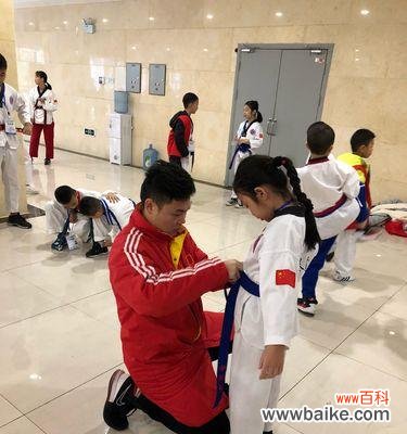 三朵玫瑰花在摆摊中代表什么？