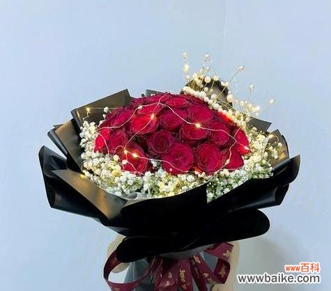 传递爱意与祝福的芬芳语言 33朵玫瑰花语的深刻寓意