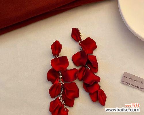 红色玫瑰花在新年耳环中象征什么?