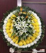 玫瑰花圈的花语有何含义？它象征着什么？