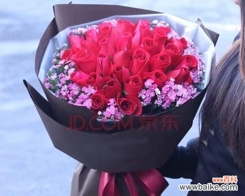 用12朵玫瑰花传递的情感和寓意 12朵玫瑰花的含义及象征