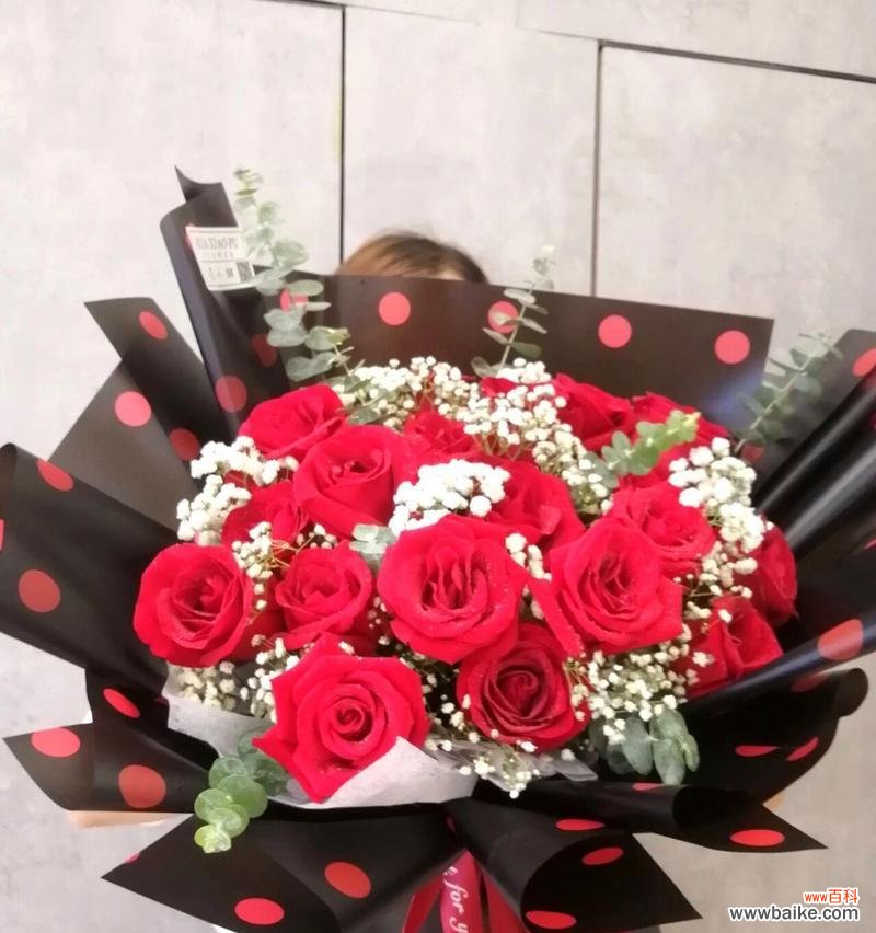 红玫瑰花束通常表达什么样的情感？