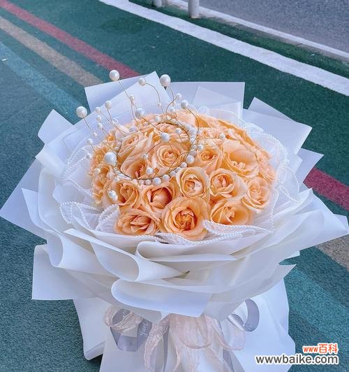 浪漫、丰饶、纯真、祝福 33朵香槟玫瑰的意义与象征