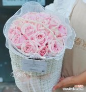 粉红雪山玫瑰搭配花语有何特别之处？