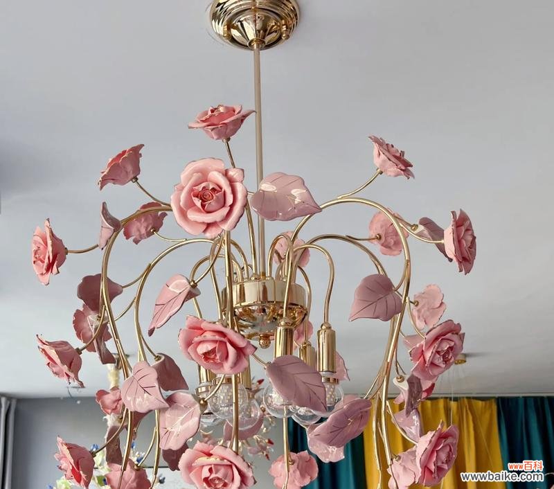 结婚顶灯装玫瑰花寓意什么?玫瑰在婚礼中的象征意义是什么?