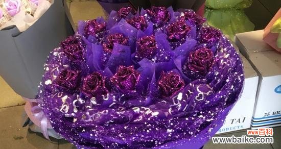 揭开紫色玫瑰背后的深意 紫色玫瑰的花语与意义