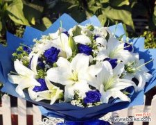 探寻男人送蓝玫瑰的真实寓意 男人为何选择送蓝玫瑰