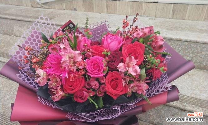 浪漫花束传递的爱意 19朵粉玫瑰花的花语解析