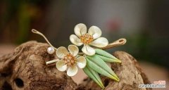 指尖缠花的寓意和象征是什么？如何理解其深层含义？