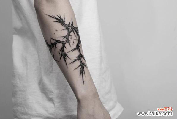 荆棘花臂纹身的含义和象征是什么？