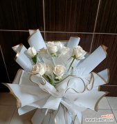 11朵白玫瑰的情感寓意和表达方式 传递真挚爱意的白玫瑰花语