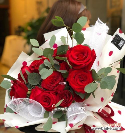 以花语传递爱情与祝福 13朵红玫瑰的象征意义及寓意