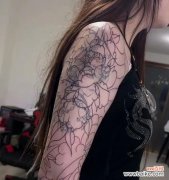 纹花臂背后的文化含义是什么？