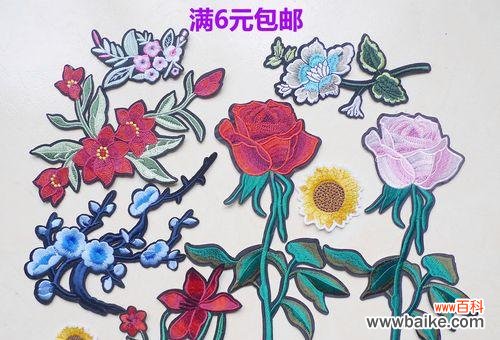 徽章上的花卉图案代表什么？