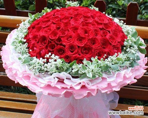 揭开七朵玫瑰的丰富内涵与意义 七朵玫瑰的隐含寓意与象征