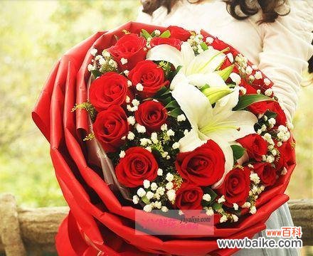 用百合与玫瑰诠释纯洁与爱情，传递美好寓意 百合与玫瑰的相遇