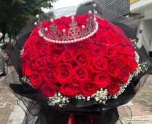 两朵红色花放在一起寓意何在？