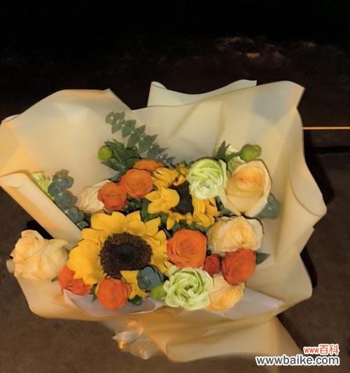 手捧花中的百合象征着什么?百合花语有哪些?