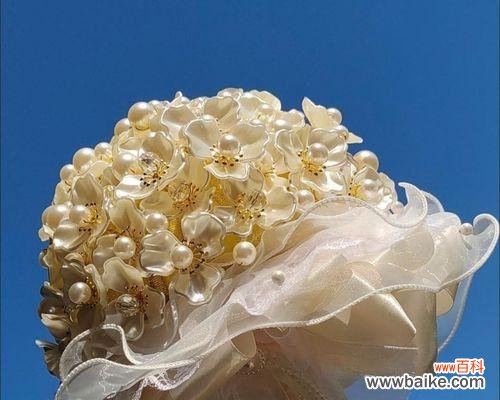 手捧花中加入珍珠有何寓意?真花加珍珠的花束代表什么?