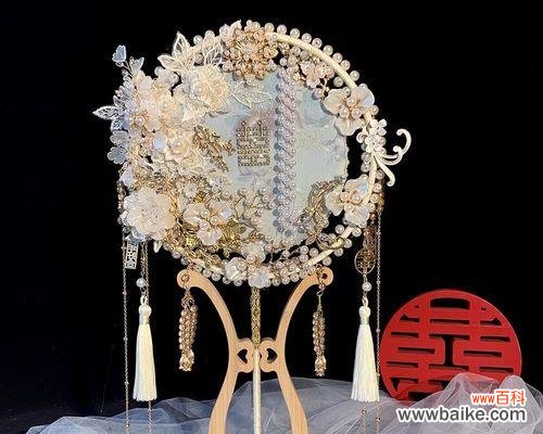 中式手捧花折扇的意义是什么?如何体现春节的吉利?