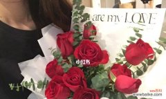 用花语讲述爱的情感 12朵玫瑰花的花语