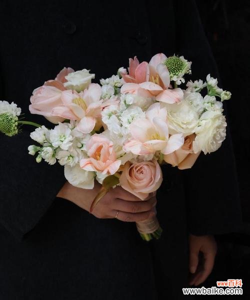 手捧花扎成四小束的寓意是什么?四小束手捧花代表什么?