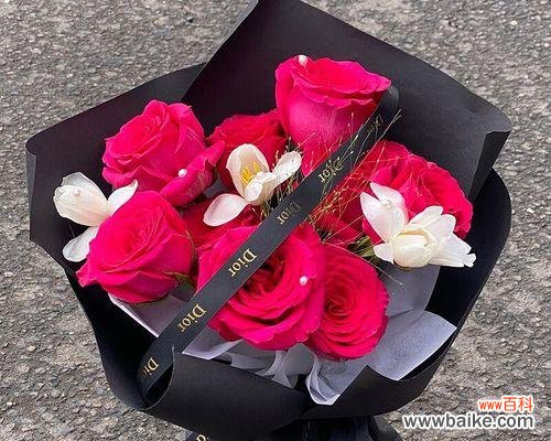 探寻九朵玫瑰所代表的意义 九朵玫瑰的寓意与象征